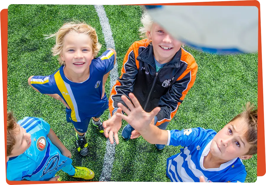 Kinderen voetballen